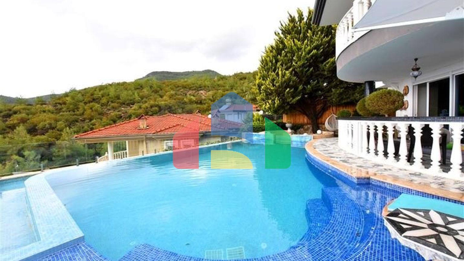 Мебльована вілла з панорамним видом в самому центрі Аланії