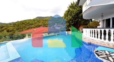 Мебльована вілла з панорамним видом в самому центрі Аланії