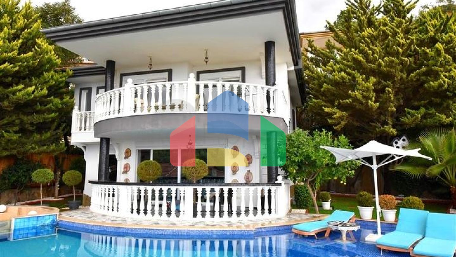 Мебльована вілла з панорамним видом в самому центрі Аланії