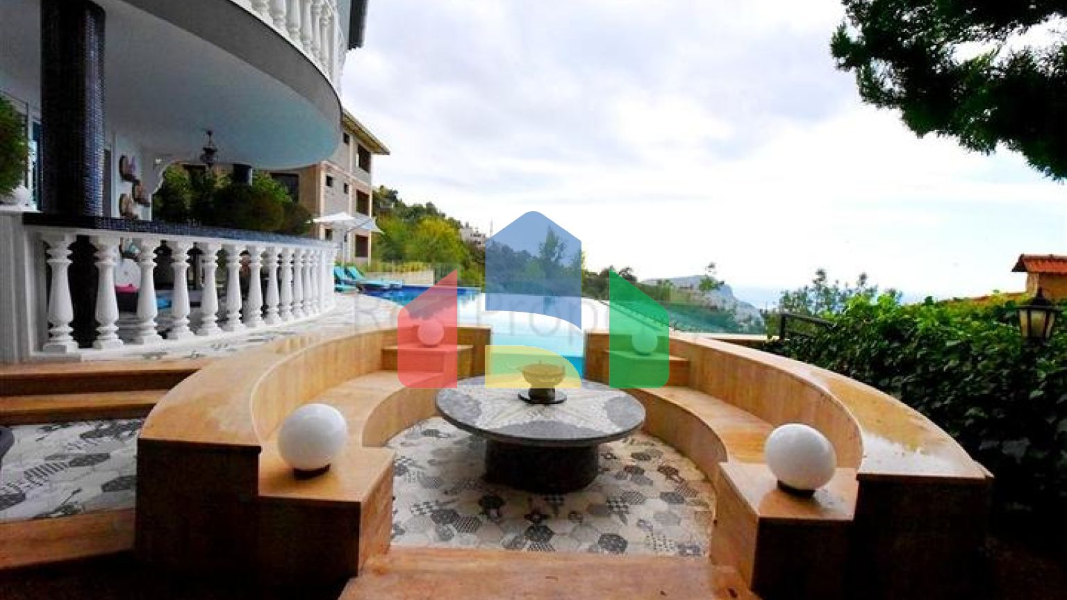 Мебльована вілла з панорамним видом в самому центрі Аланії