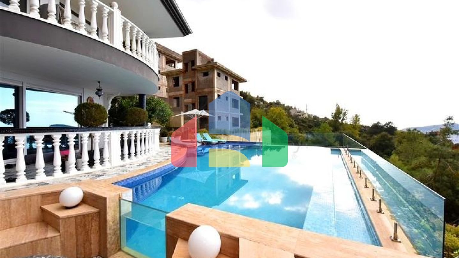 Мебльована вілла з панорамним видом в самому центрі Аланії