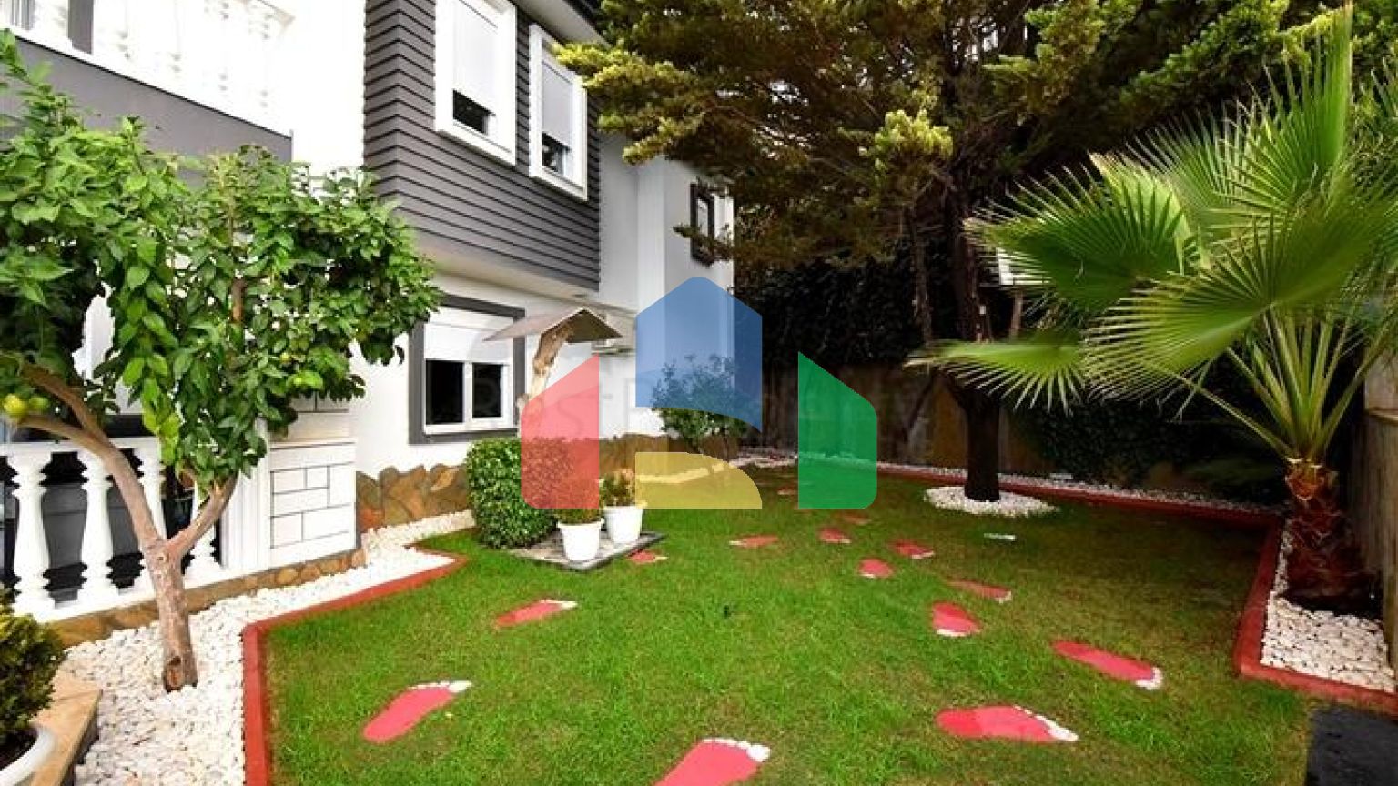 Мебльована вілла з панорамним видом в самому центрі Аланії