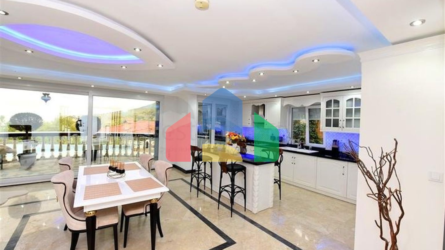 Мебльована вілла з панорамним видом в самому центрі Аланії