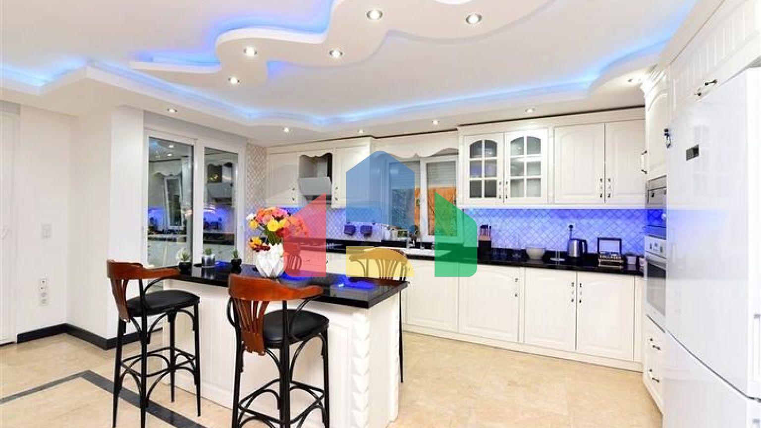 Мебльована вілла з панорамним видом в самому центрі Аланії