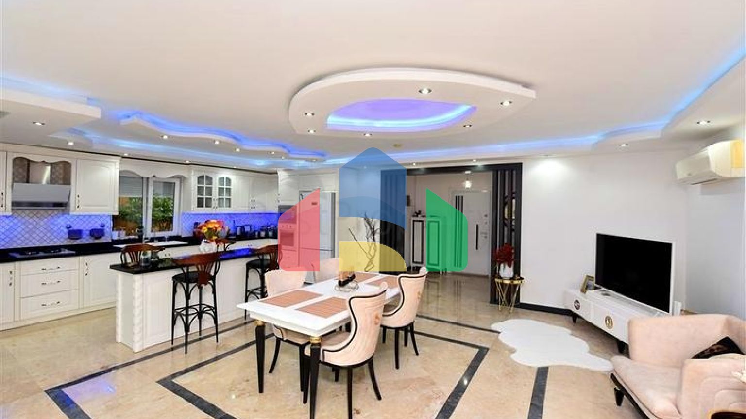 Мебльована вілла з панорамним видом в самому центрі Аланії