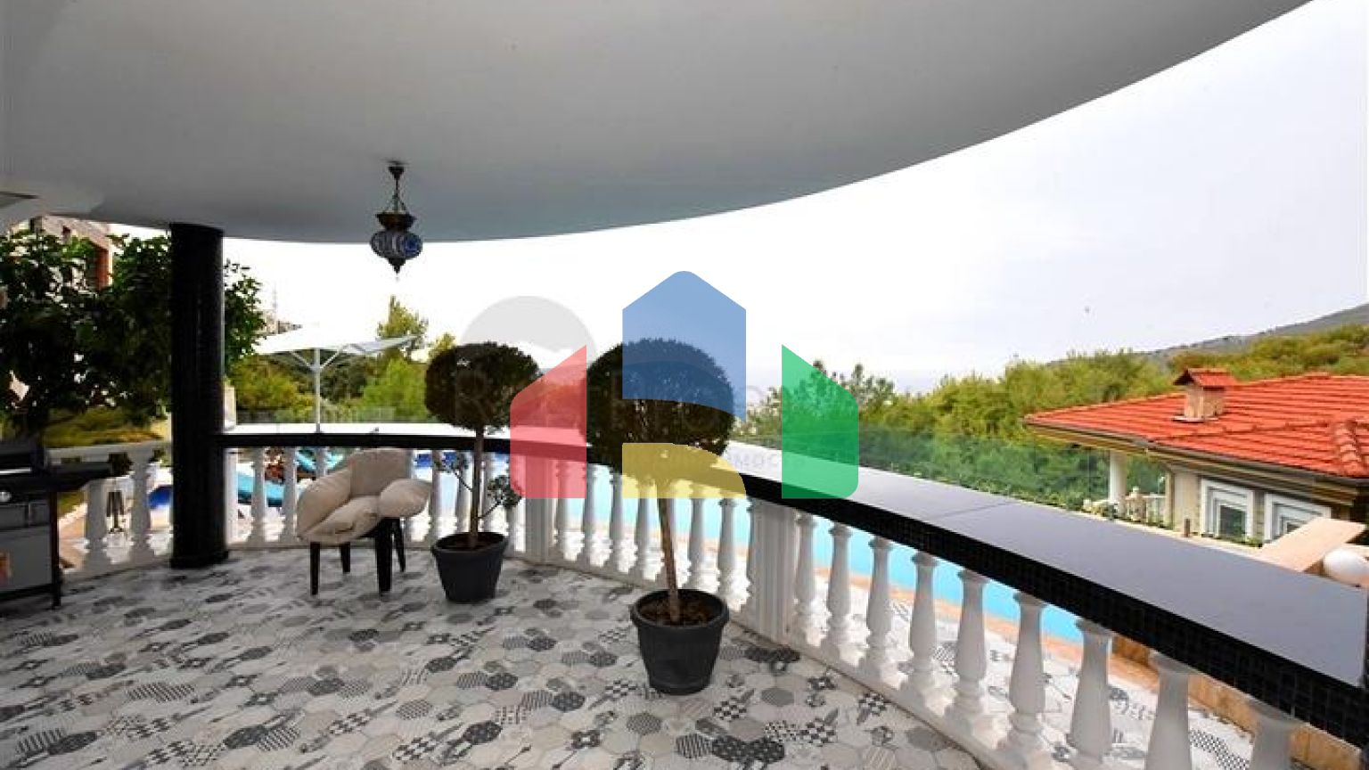 Мебльована вілла з панорамним видом в самому центрі Аланії