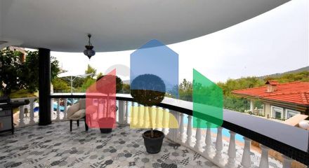 Мебльована вілла з панорамним видом в самому центрі Аланії