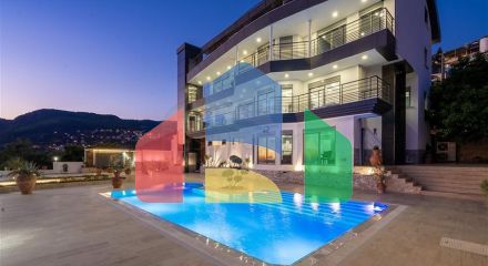 Spacious villa with sea view in the center of Alanya