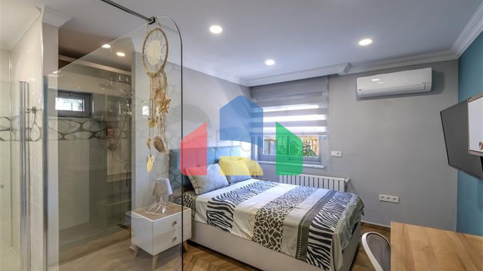 Простора вілла з видом на море в центрі Аланії