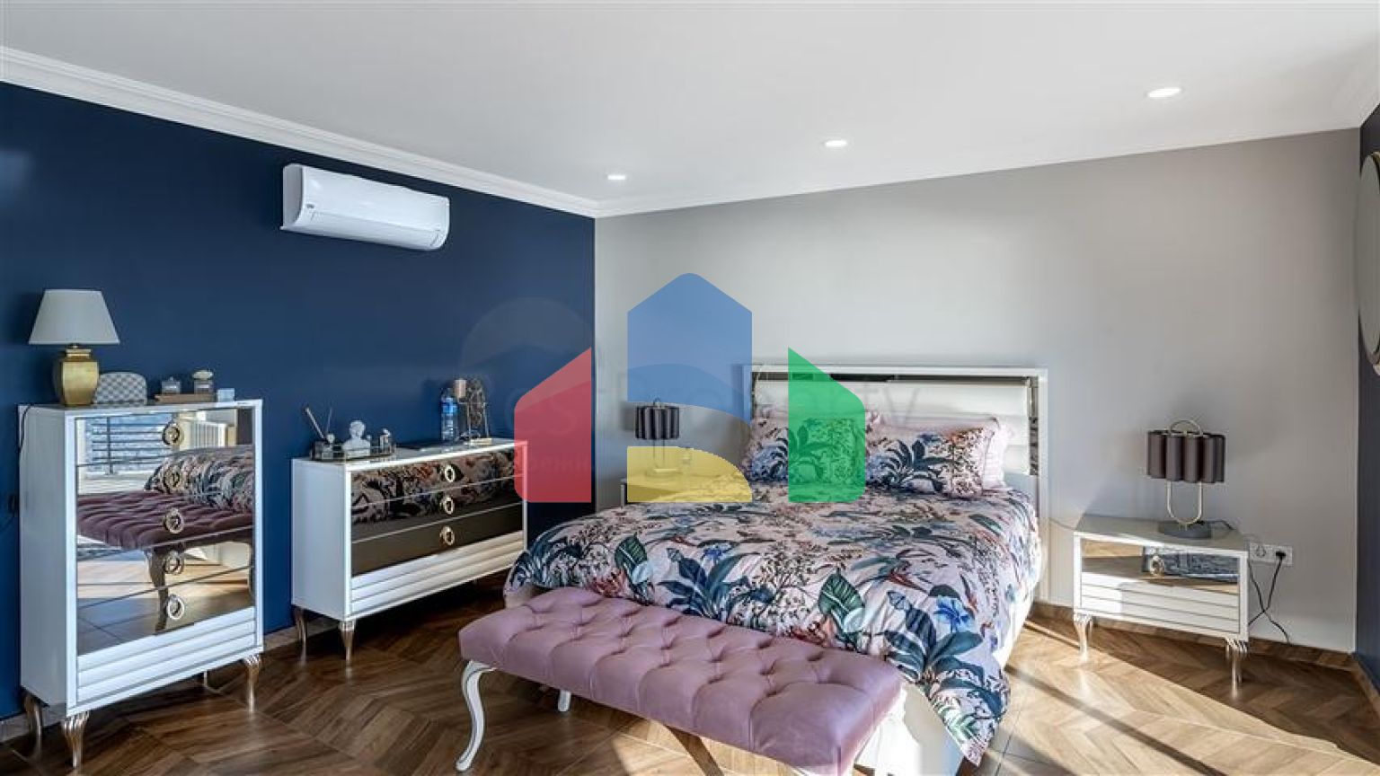 Простора вілла з видом на море в центрі Аланії