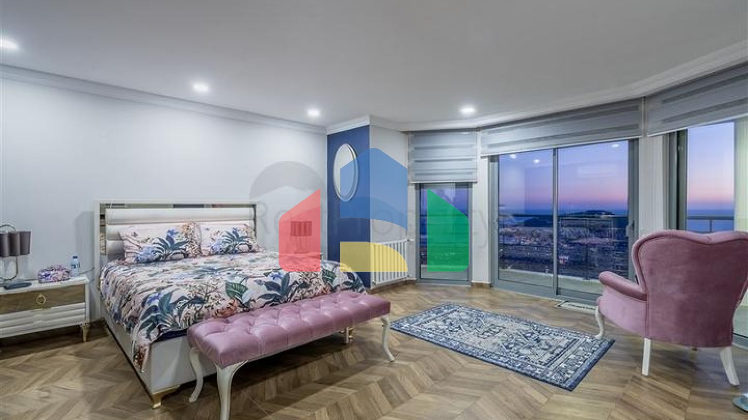 Простора вілла з видом на море в центрі Аланії