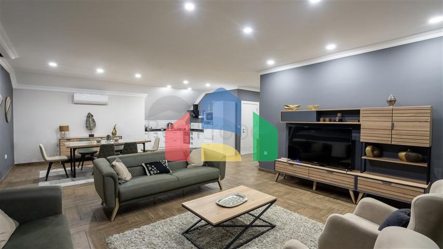 Простора вілла з видом на море в центрі Аланії