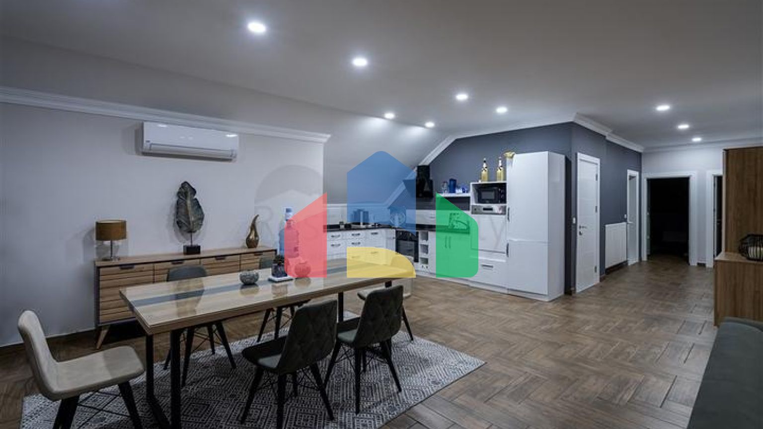 Простора вілла з видом на море в центрі Аланії