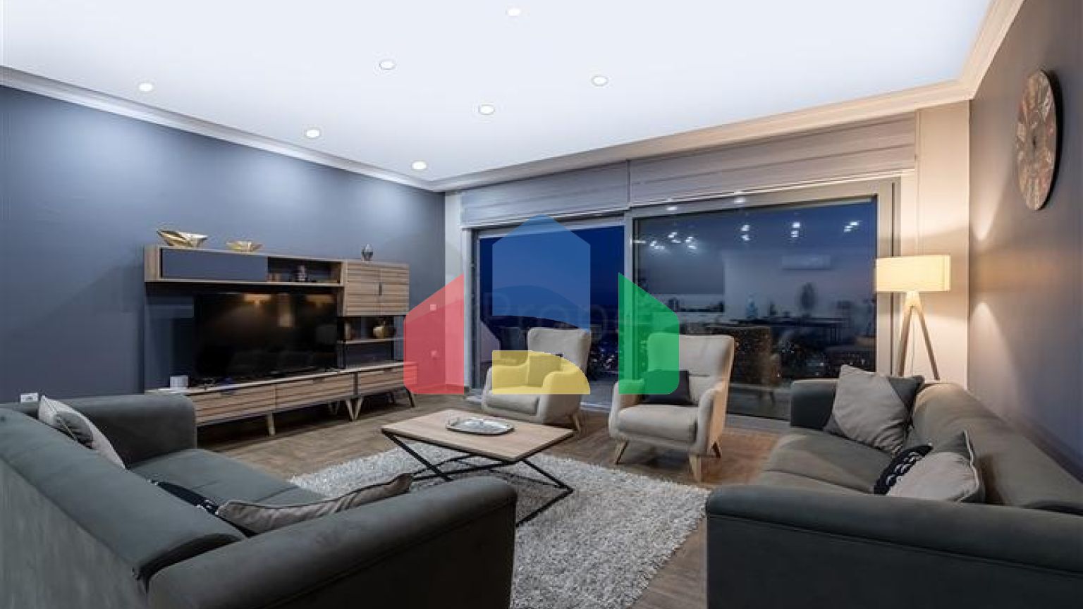 Простора вілла з видом на море в центрі Аланії