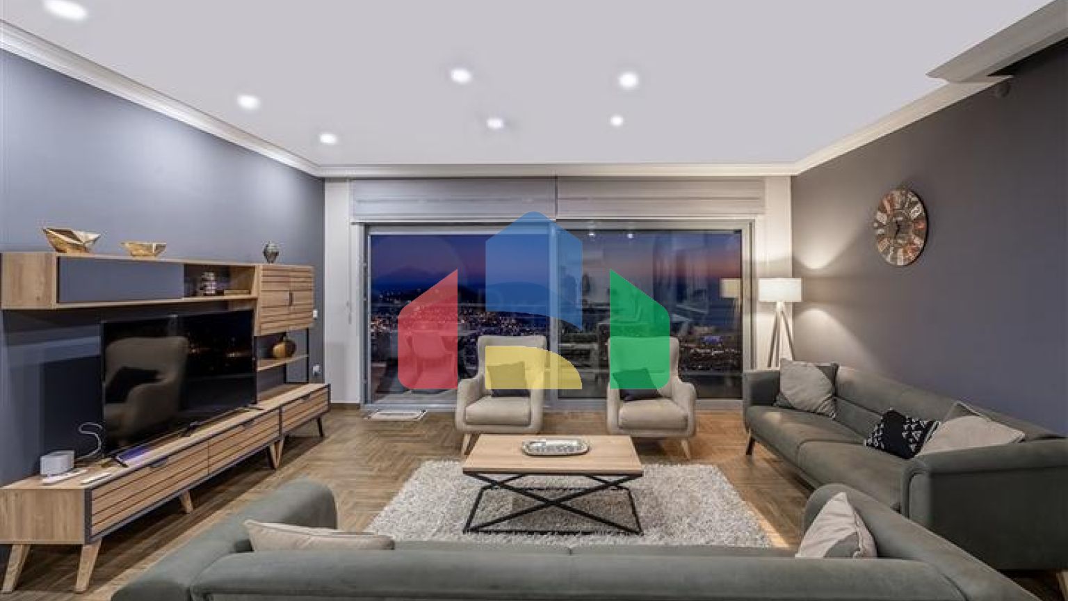 Простора вілла з видом на море в центрі Аланії