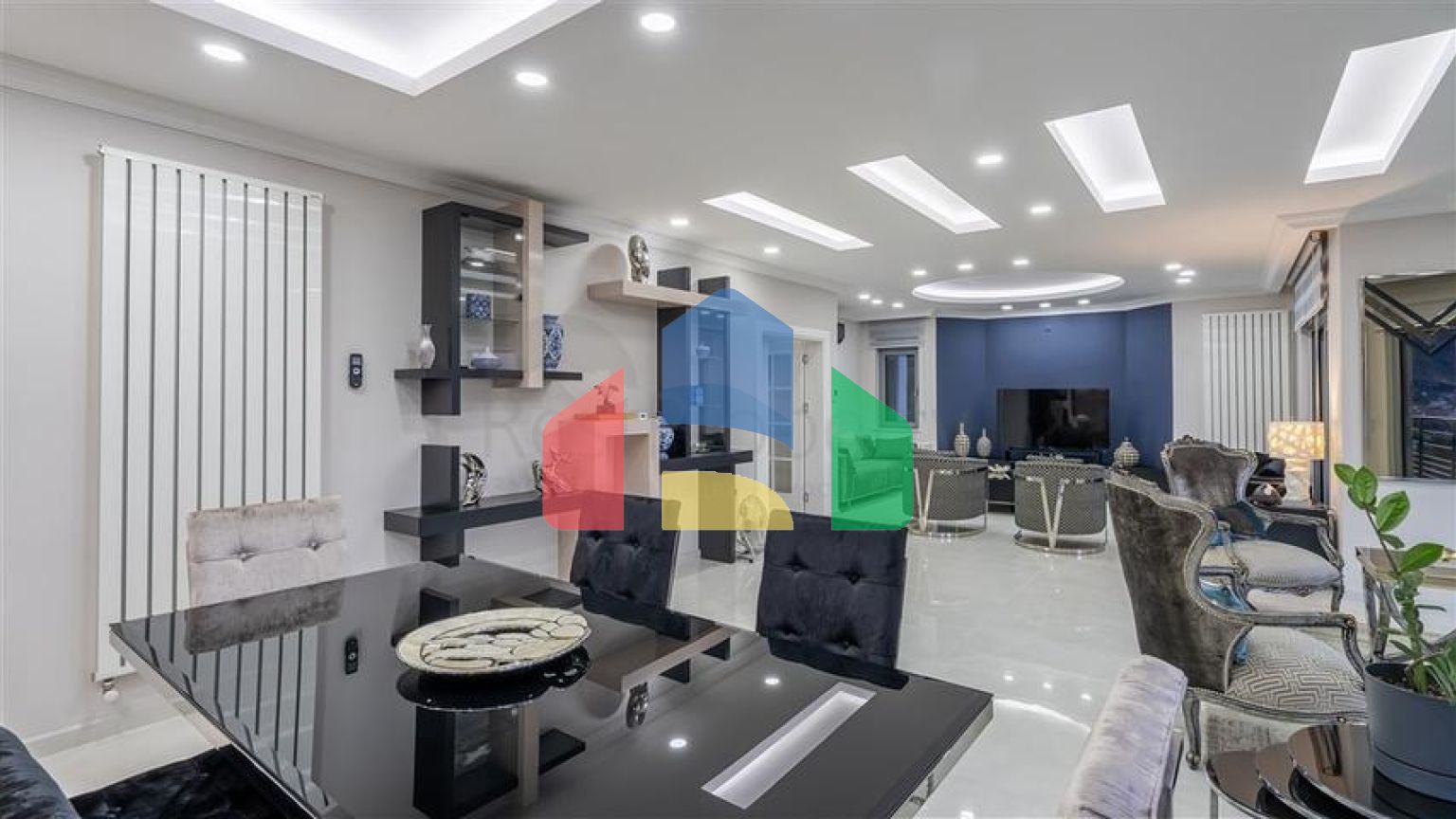 Простора вілла з видом на море в центрі Аланії