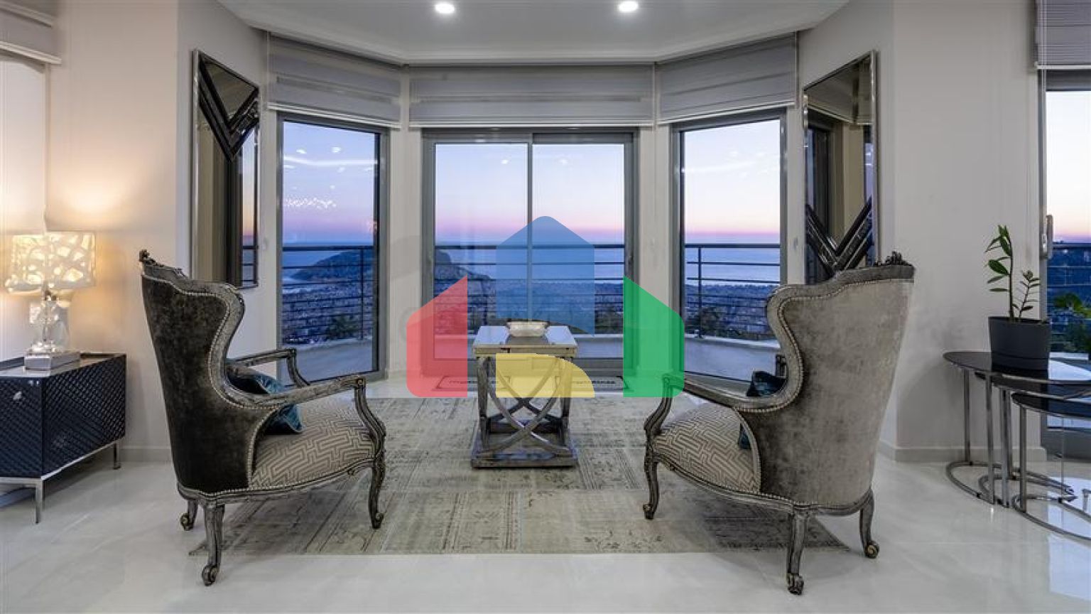 Простора вілла з видом на море в центрі Аланії