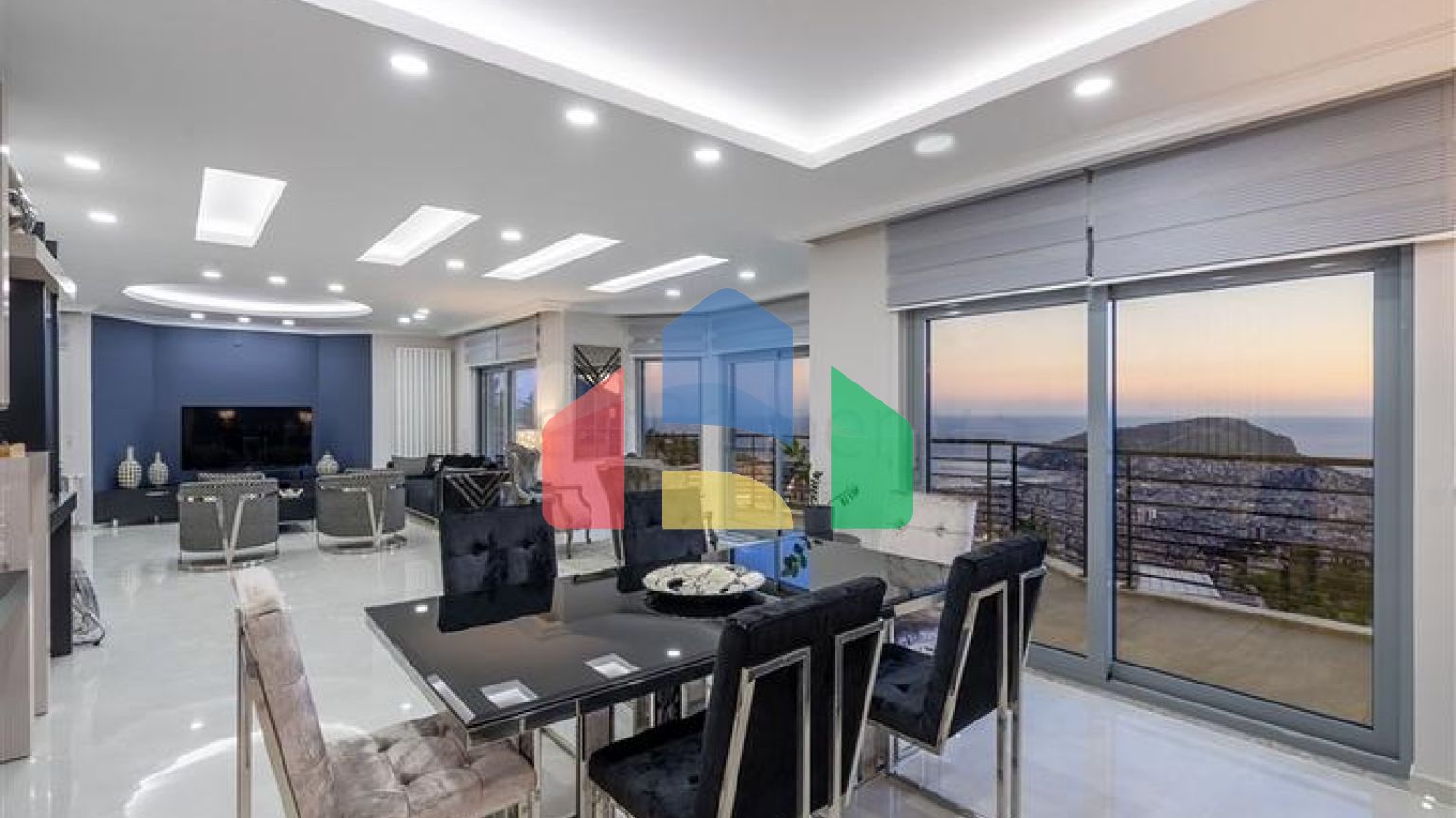 Простора вілла з видом на море в центрі Аланії