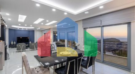 Простора вілла з видом на море в центрі Аланії