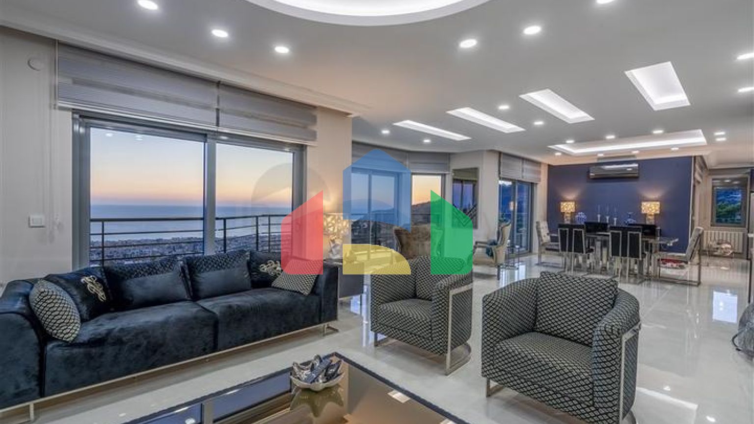 Простора вілла з видом на море в центрі Аланії