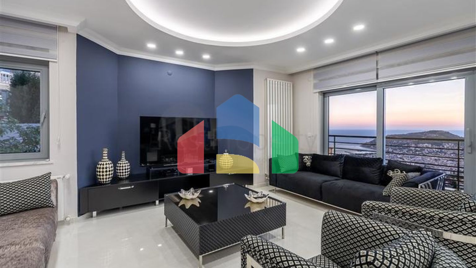 Простора вілла з видом на море в центрі Аланії