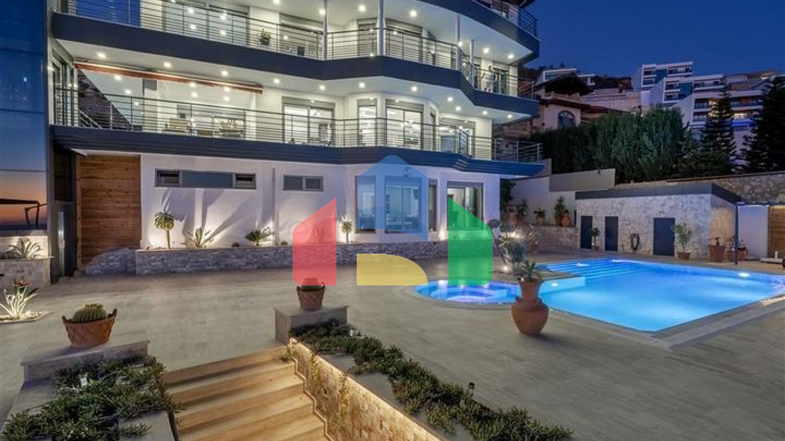 Простора вілла з видом на море в центрі Аланії