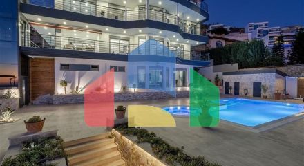 Простора вілла з видом на море в центрі Аланії