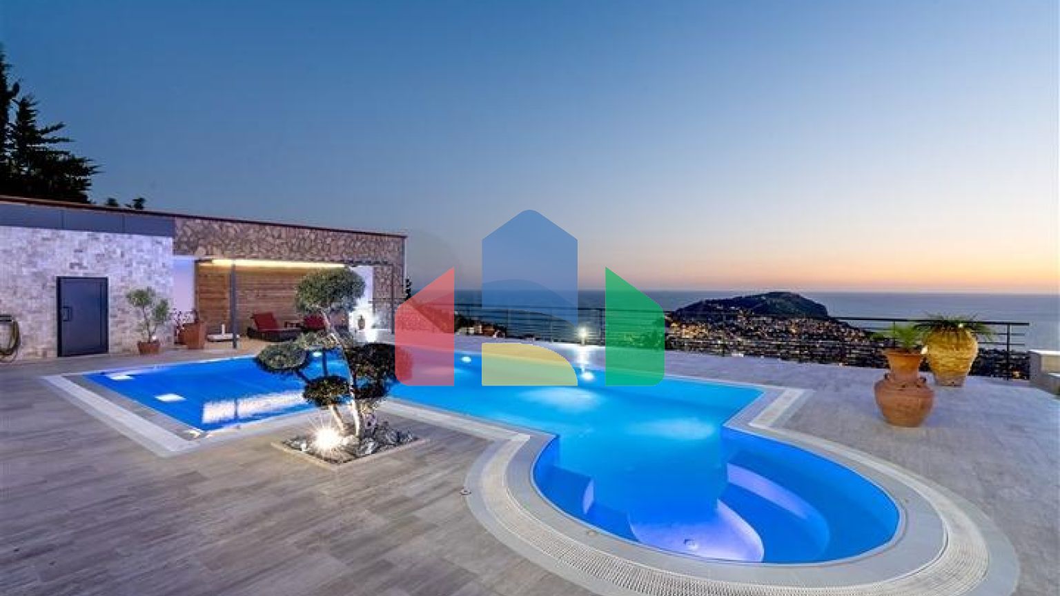 Простора вілла з видом на море в центрі Аланії