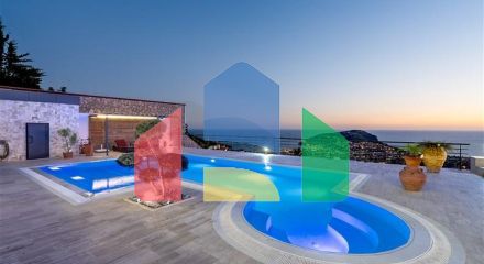 Простора вілла з видом на море в центрі Аланії