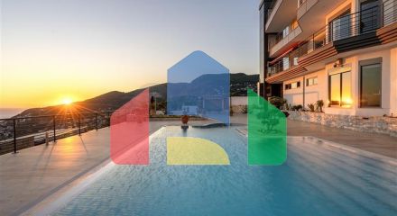 Простора вілла з видом на море в центрі Аланії