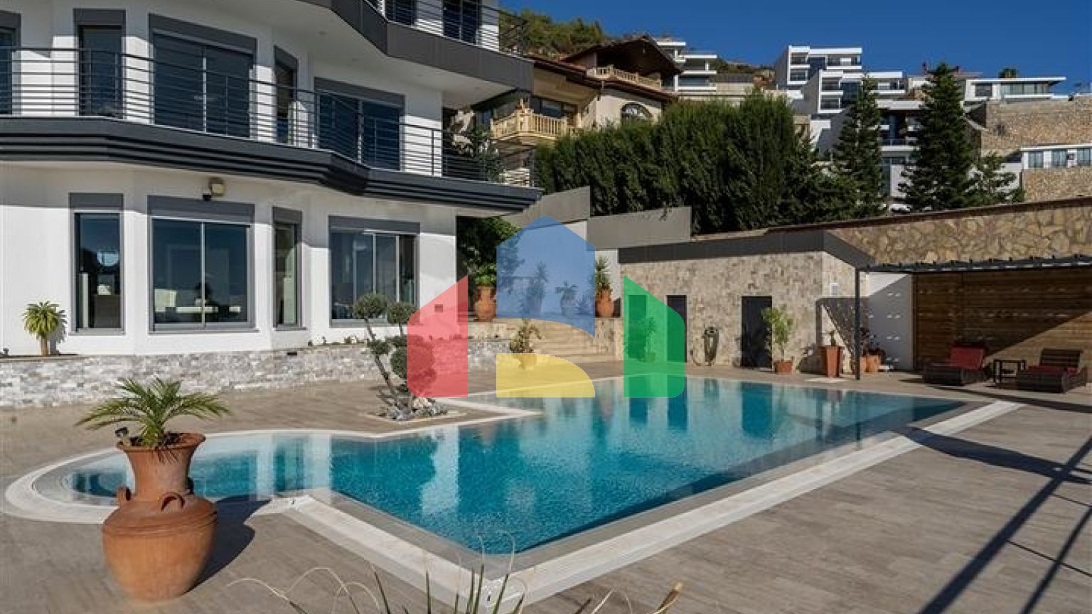 Простора вілла з видом на море в центрі Аланії