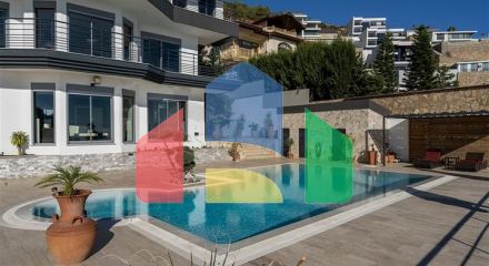 Простора вілла з видом на море в центрі Аланії