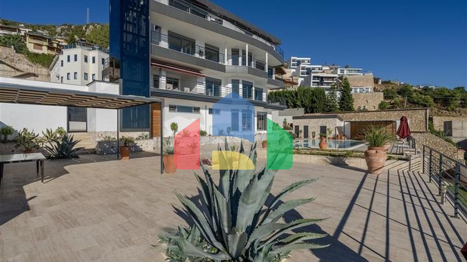 Простора вілла з видом на море в центрі Аланії