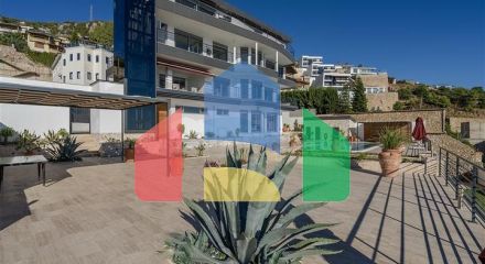 Простора вілла з видом на море в центрі Аланії