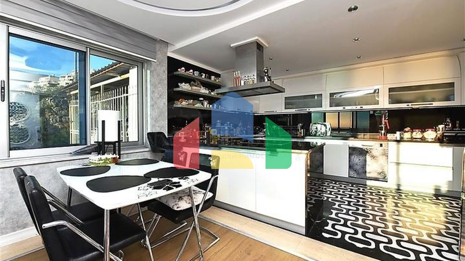 Вілла 5 + 2 з шикарним видом в центрі Аланії