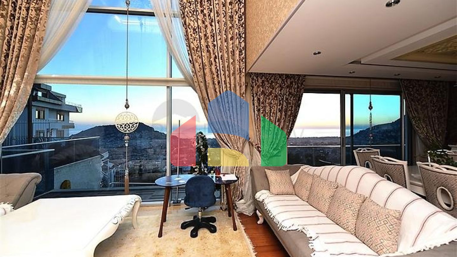 Вілла 5 + 2 з шикарним видом в центрі Аланії