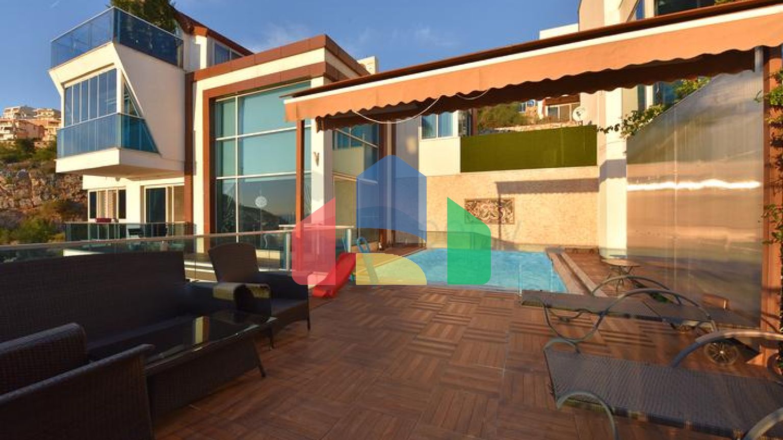 Вілла 5 + 2 з шикарним видом в центрі Аланії