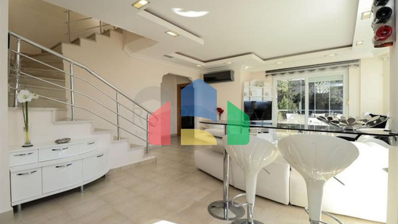 Пентхаус 3+1 с потрясающим видом на море в живописном районе Бекташ