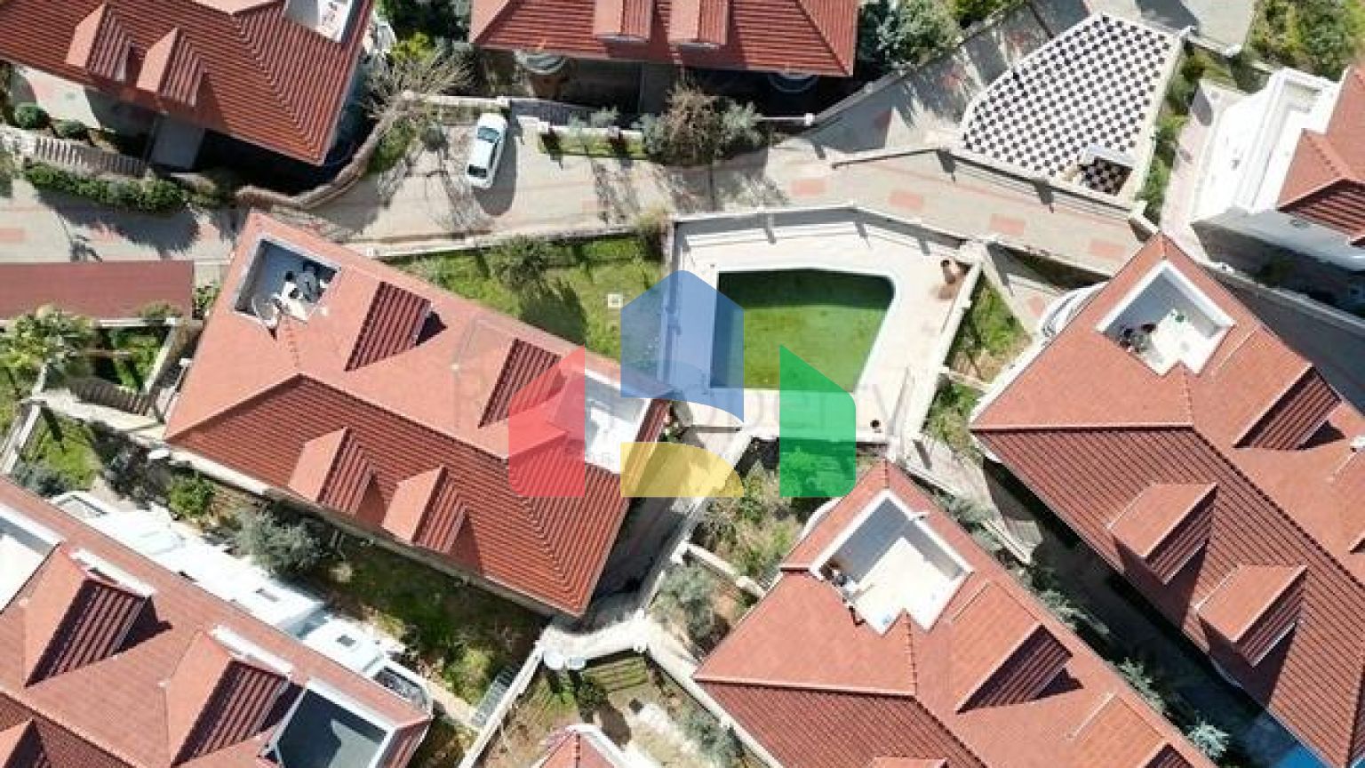 Пентхаус 3+1 с потрясающим видом на море в живописном районе Бекташ