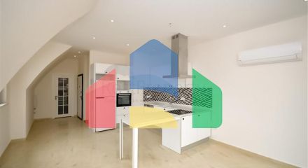 Квартира пентхаус планировки 2+1 в районе Клеопатра