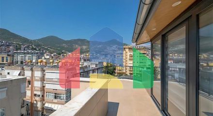 Spacious furnished penthouse with terraces in the very center of Alanya