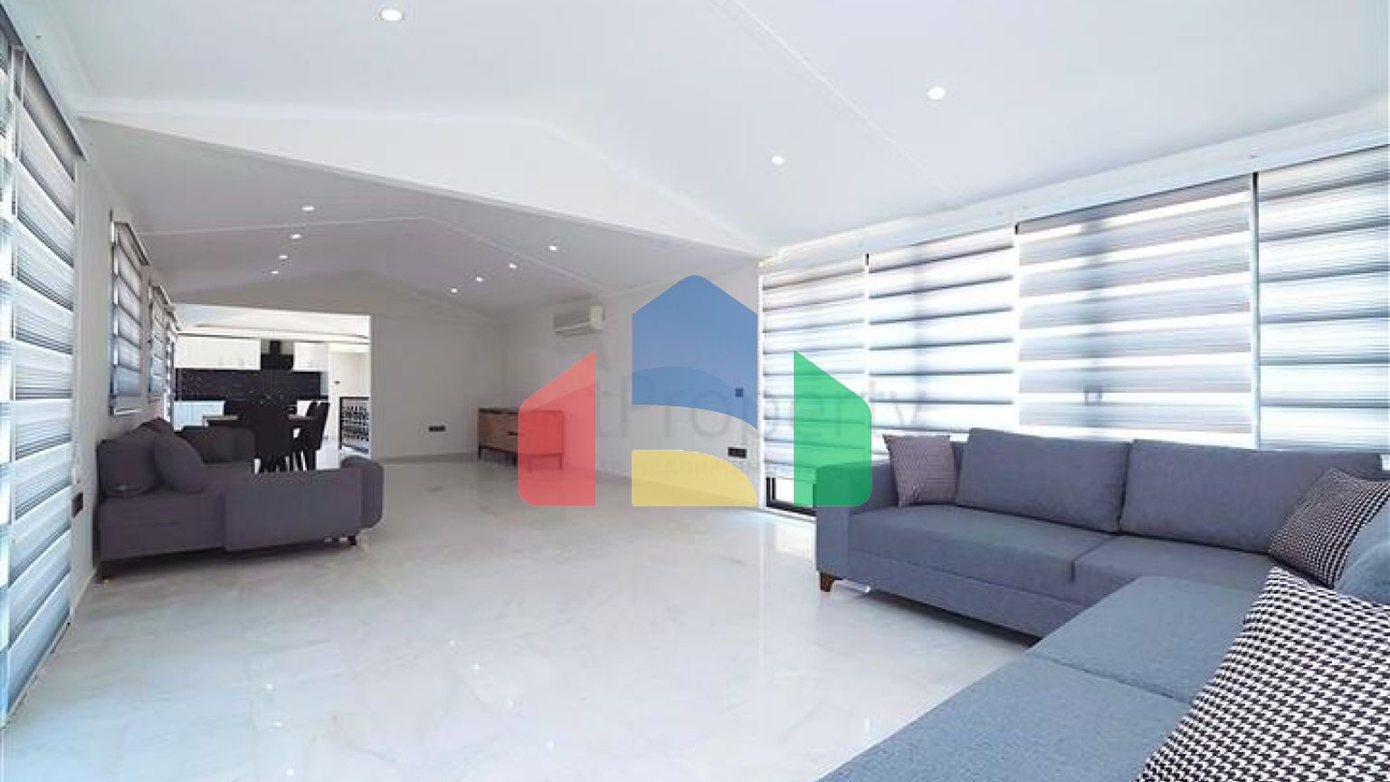 Просторий мебльований пентхаус з терасами в самому центрі Аланії