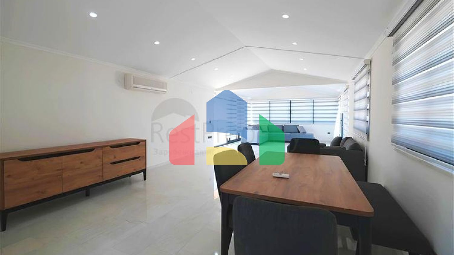 Просторий мебльований пентхаус з терасами в самому центрі Аланії