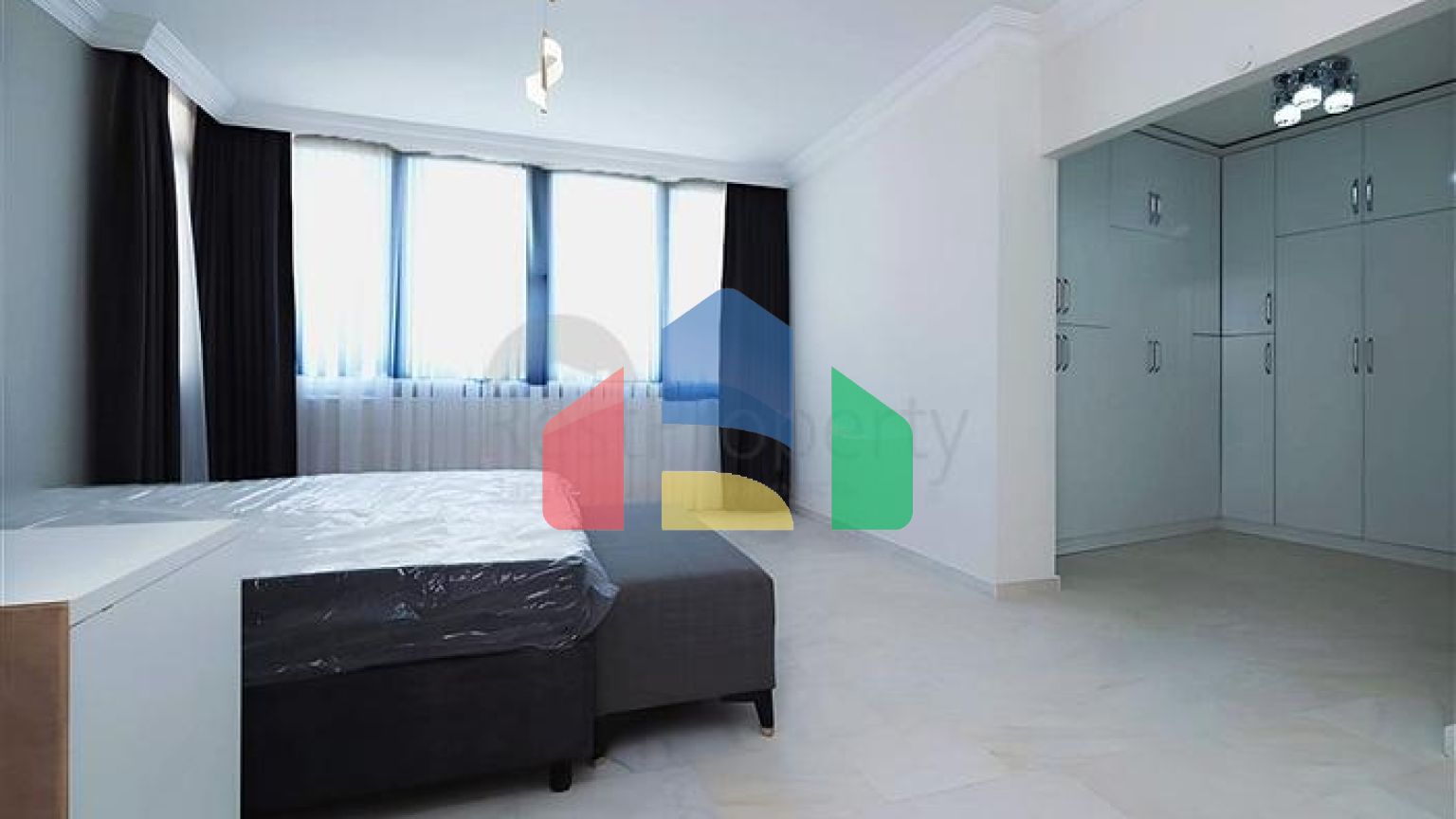 Просторий мебльований пентхаус з терасами в самому центрі Аланії