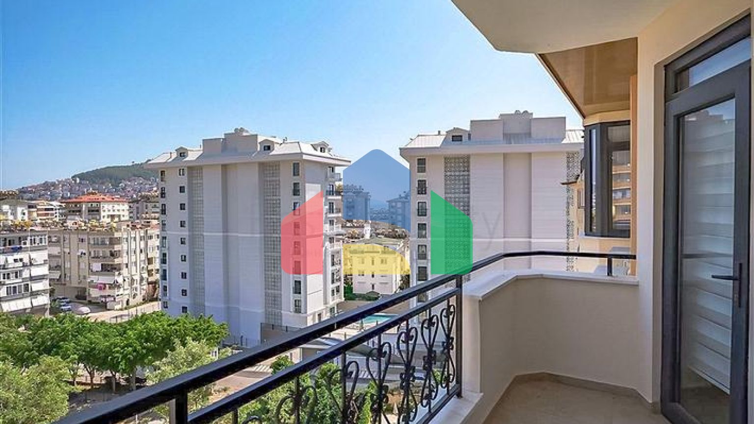 Просторий мебльований пентхаус з терасами в самому центрі Аланії