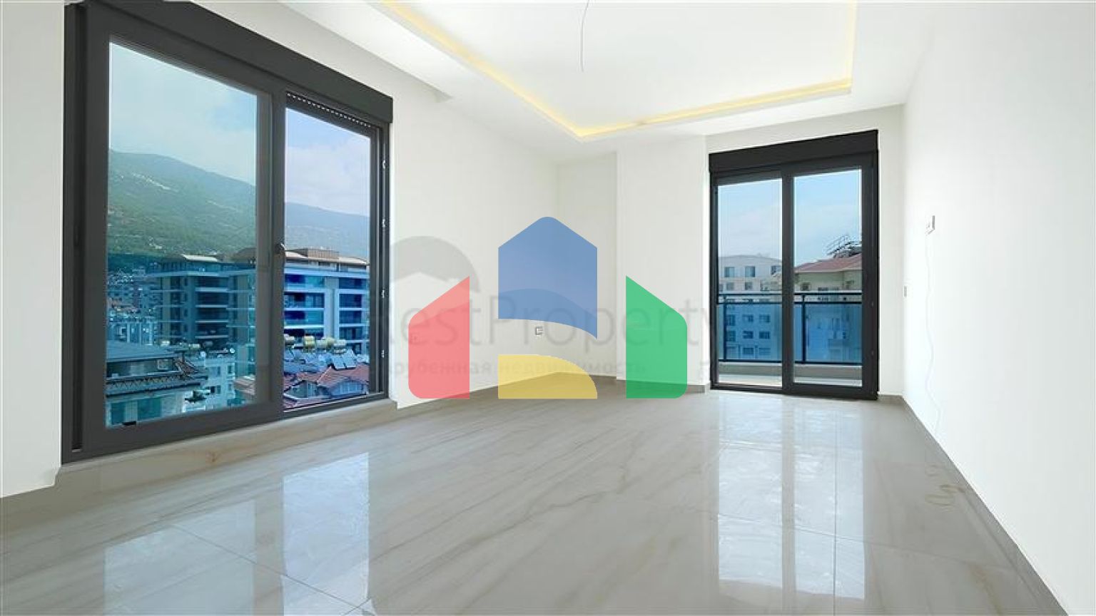 Простора квартира 5 + 1 з видом на море в центрі Аланії