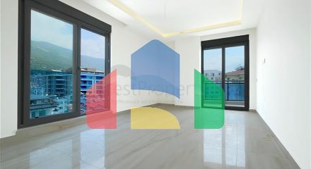 Простора квартира 5 + 1 з видом на море в центрі Аланії