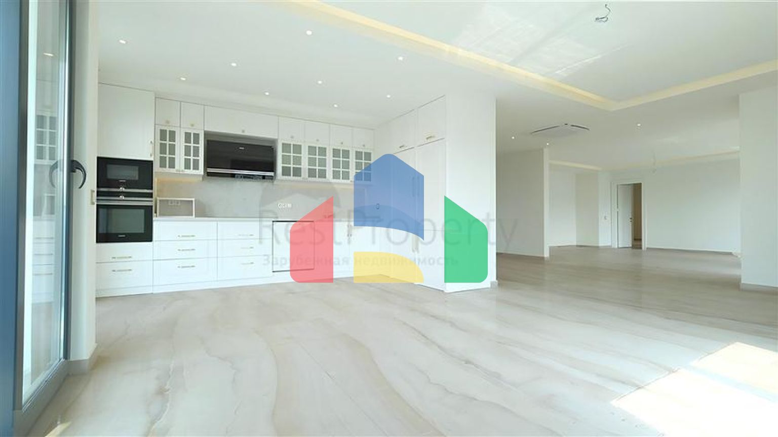 Простора квартира 5 + 1 з видом на море в центрі Аланії