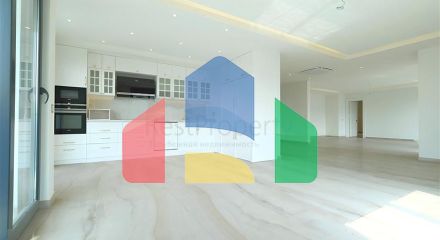 Простора квартира 5 + 1 з видом на море в центрі Аланії