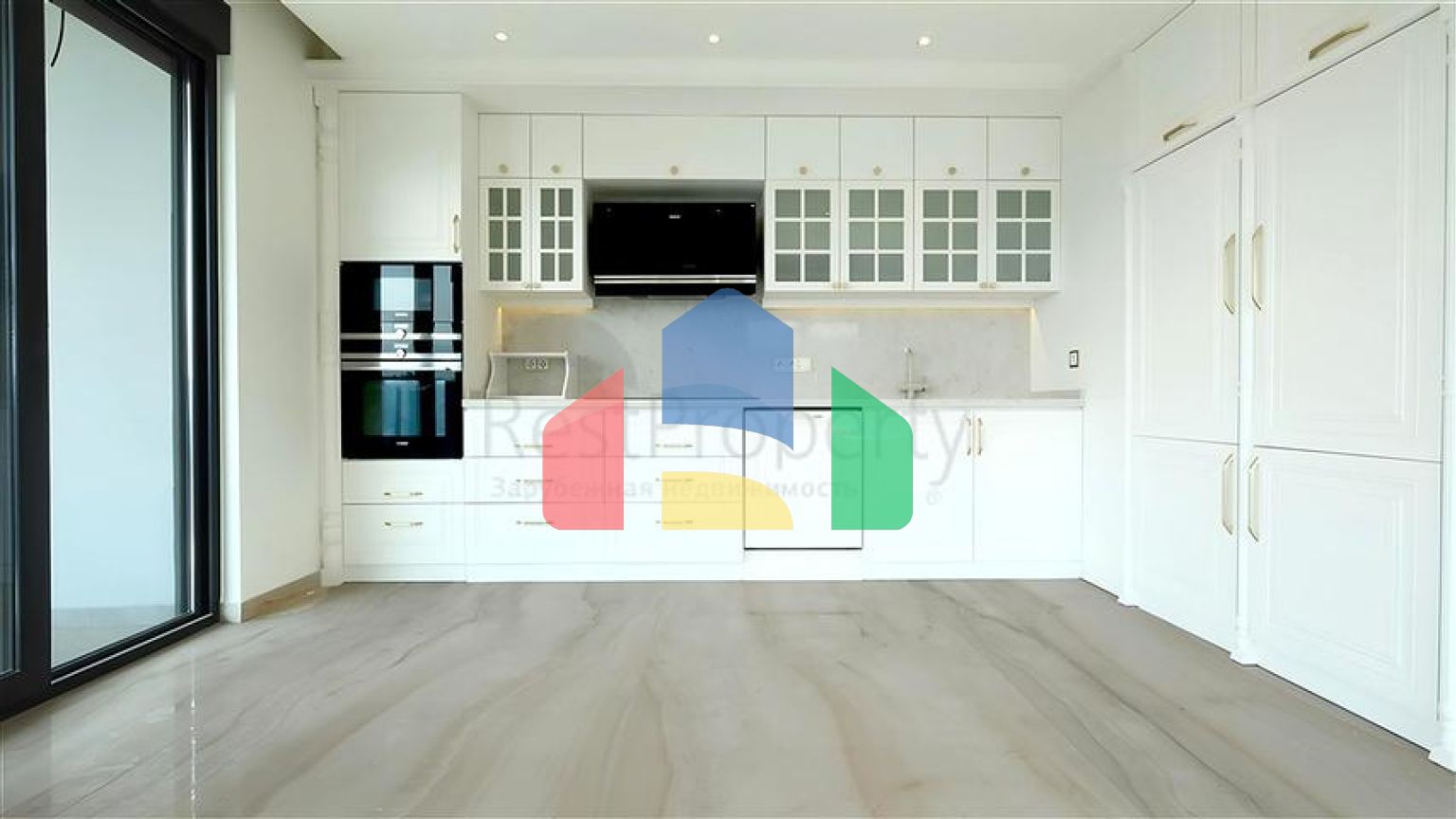 Простора квартира 5 + 1 з видом на море в центрі Аланії